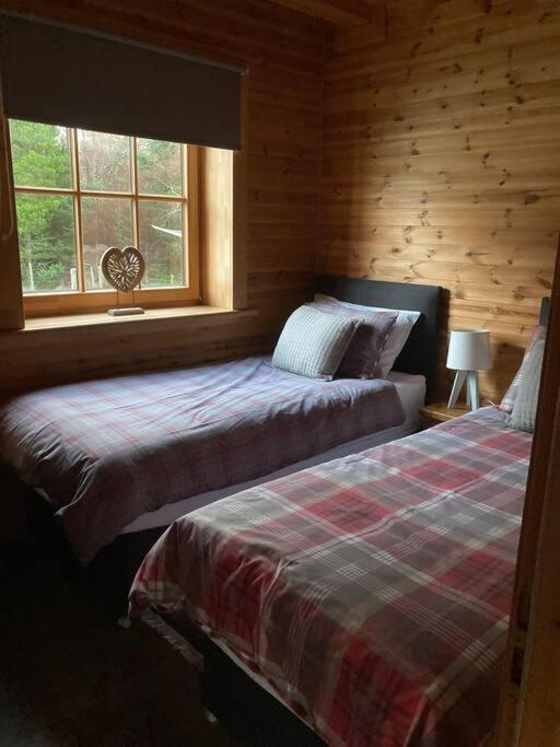 Red Squirrel Log Cabin With Hot Tub Keith Exterior foto